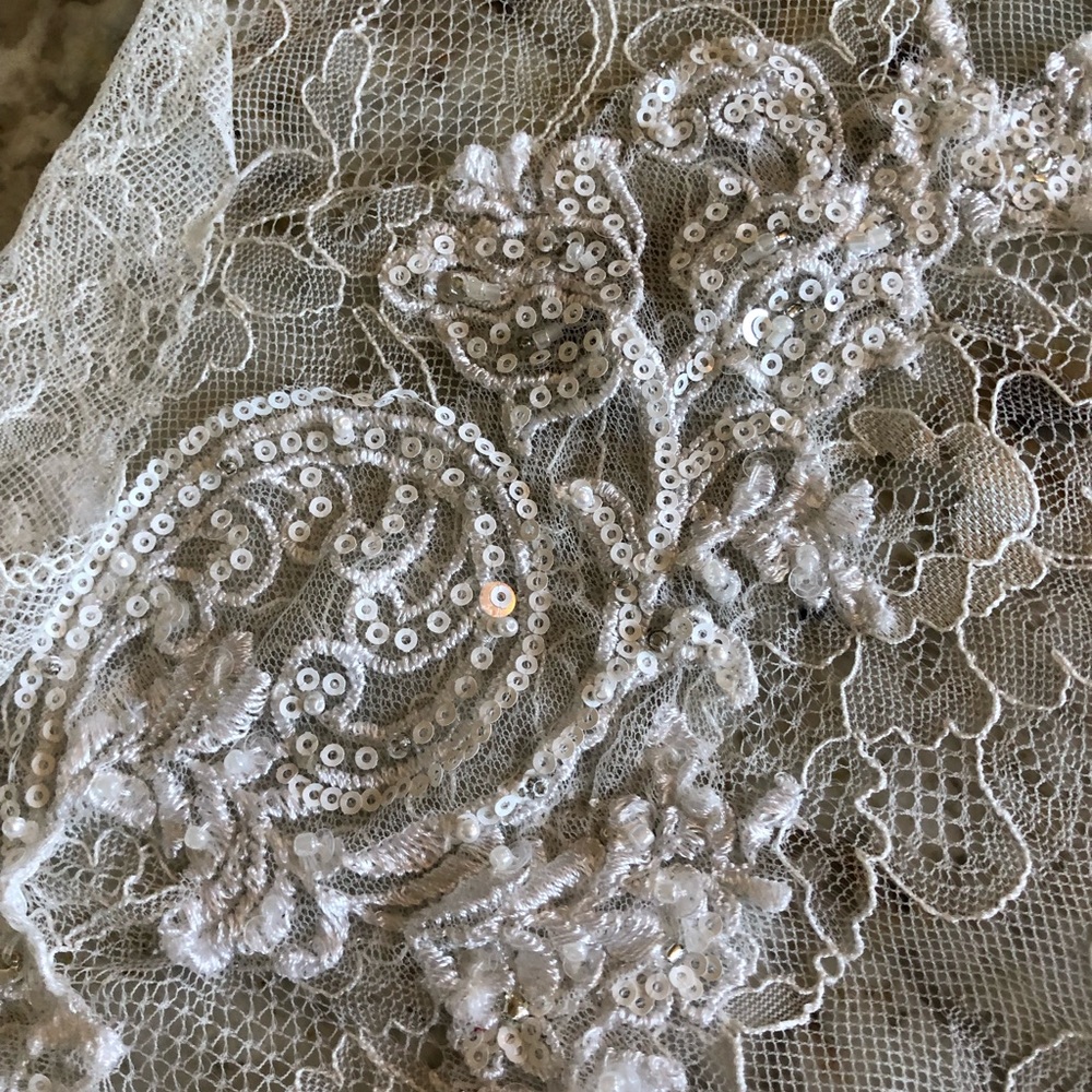 Wedding gown lace Chantilly? - Picture 4 of 10
